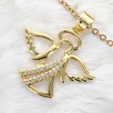 Collier avec chaine L.45 cm réglable jusqu'à 50cm avec ange strass H.2 cm en acier inoxydable dorée, livrée en pochette.